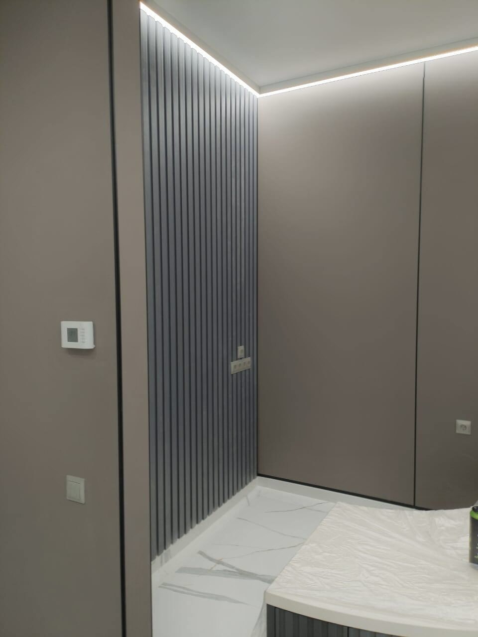 Decorative wall panels in the beauty salon